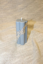 Load image into Gallery viewer, The Daisy Havdalah Candle with metallic foil
